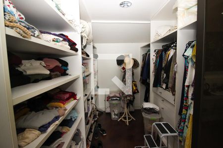 Casa à venda com 1000m², 4 quartos e 8 vagas Casa à venda com 1000m², 4 quartos e 8 vagasCloset da suíte