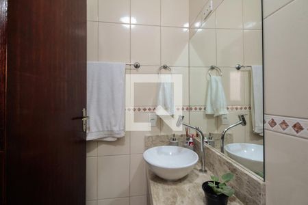 Casa à venda com 200m², 3 quartos e 2 vagas Casa à venda com 200m², 3 quartos e 2 vagasBanheiro Suíte