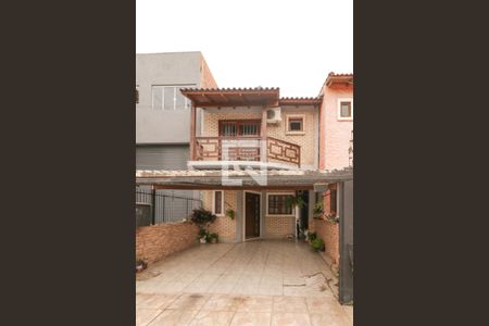 Casa à venda com 140m², 2 quartos e 2 vagas Casa à venda com 140m², 2 quartos e 2 vagasFachada