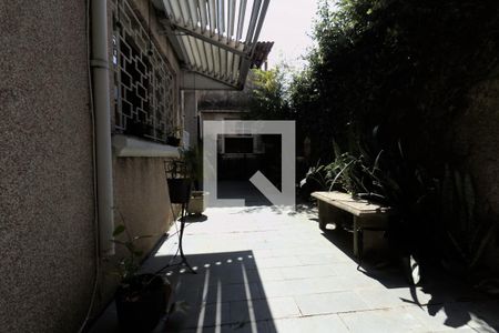 Casa à venda com 240m², 2 quartos e 3 vagas Casa à venda com 240m², 2 quartos e 3 vagasQuintal