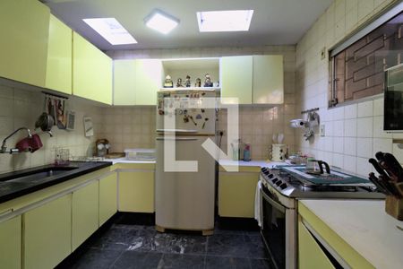 Casa à venda com 240m², 2 quartos e 3 vagas Casa à venda com 240m², 2 quartos e 3 vagasCozinha