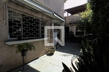 Casa à venda com 240m², 2 quartos e 3 vagas Casa à venda com 240m², 2 quartos e 3 vagasQuintal