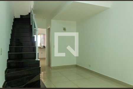 Sala de casa de condomínio para alugar com 3 quartos, 125m² em Jardim Cristal, São Paulo