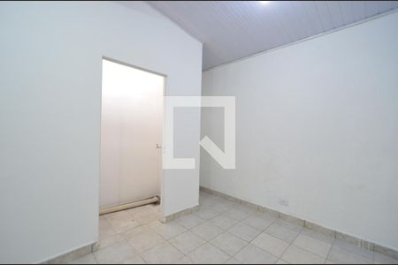 Casa à venda com 80m², 2 quartos e sem vagaSala de fundos