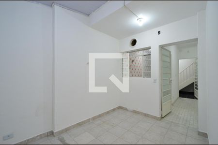 Casa à venda com 80m², 2 quartos e sem vagaSala de fundos