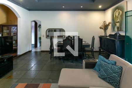 Casa de condomínio à venda com 346m², 4 quartos e 5 vagas Casa de condomínio à venda com 346m², 4 quartos e 5 vagasSala