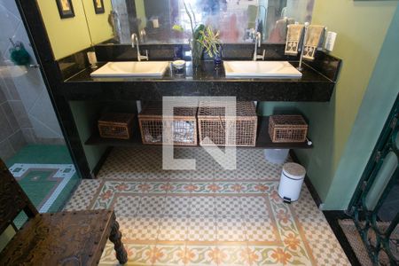 Casa de condomínio à venda com 346m², 4 quartos e 5 vagas Casa de condomínio à venda com 346m², 4 quartos e 5 vagasBanheiro da Suíte 1