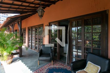 Casa de condomínio à venda com 346m², 4 quartos e 5 vagas Casa de condomínio à venda com 346m², 4 quartos e 5 vagasVaranda das suites 1 e 2