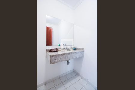 Casa de condomínio à venda com 400m², 4 quartos e 4 vagas Casa de condomínio à venda com 400m², 4 quartos e 4 vagasBanheiro de serviço 1