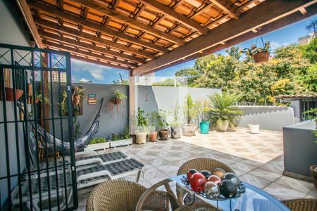 Casa à venda com 208m², 3 quartos e 4 vagas Casa à venda com 208m², 3 quartos e 4 vagasvaranda