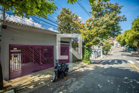 Casa à venda com 208m², 3 quartos e 4 vagas Casa à venda com 208m², 3 quartos e 4 vagasFachada