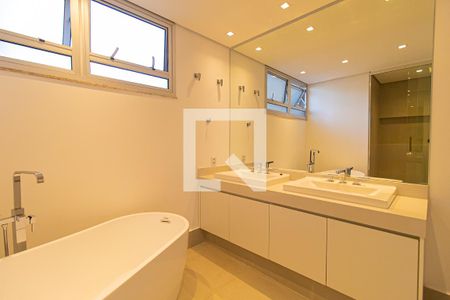 Apartamento para alugar com 309m², 3 quartos e 2 vagas Apartamento para alugar com 309m², 3 quartos e 2 vagasBanheiro da Suíte