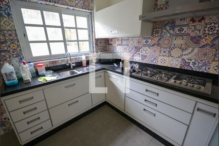 Casa para alugar com 300m², 4 quartos e 2 vagas Casa para alugar com 300m², 4 quartos e 2 vagasCozinha