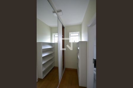 Casa para alugar com 300m², 4 quartos e 2 vagas Casa para alugar com 300m², 4 quartos e 2 vagasCloset Quarto 3