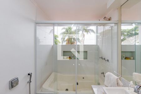 Casa à venda com 700m², 7 quartos e 5 vagasBanheiro da Suíte 2