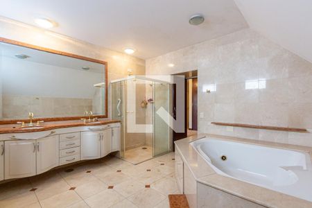 Casa à venda com 703m², 4 quartos e 5 vagasBanheiro da Suíte 1