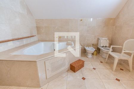 Casa à venda com 703m², 4 quartos e 5 vagasBanheiro da Suíte 1