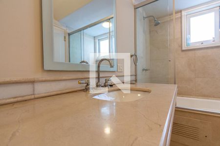 Casa à venda com 703m², 4 quartos e 5 vagasBanheiro da Suíte 2