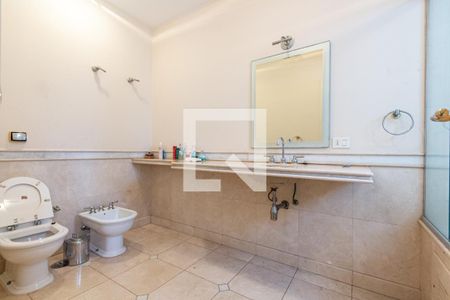 Casa à venda com 703m², 4 quartos e 5 vagasBanheiro da Suíte 2