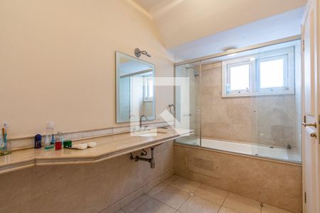 Casa à venda com 703m², 4 quartos e 5 vagasBanheiro da Suíte 2