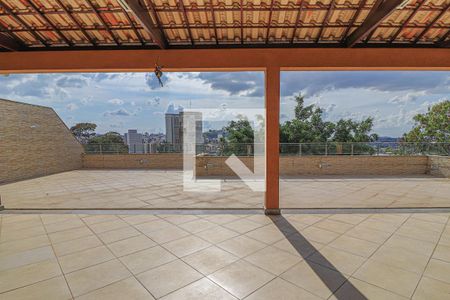 Casa à venda com 1080m², 5 quartos e 6 vagasCobertura