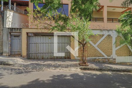 Casa à venda com 1080m², 5 quartos e 6 vagasFachada