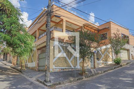 Casa à venda com 1080m², 5 quartos e 6 vagasFachada