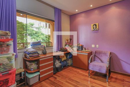 Casa à venda com 1080m², 5 quartos e 6 vagasQuarto 2