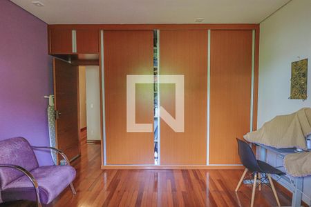 Casa à venda com 1080m², 5 quartos e 6 vagasQuarto 2