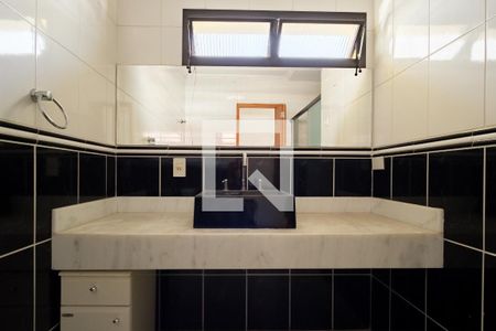 Casa à venda com 250m², 4 quartos e 2 vagas Casa à venda com 250m², 4 quartos e 2 vagasBanheiro Social