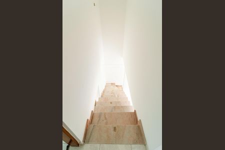 Casa de condomínio à venda com 75m², 2 quartos e 2 vagasEscadas