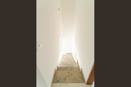 Casa de condomínio à venda com 75m², 2 quartos e 2 vagasEscadas