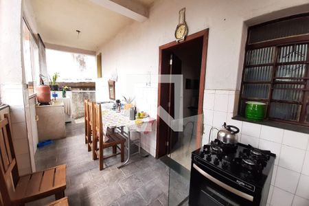 Casa de condomínio à venda com 260m², 4 quartos e 8 vagas Casa de condomínio à venda com 260m², 4 quartos e 8 vagasCozinha e Área de Serviço