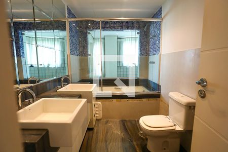 Apartamento para alugar com 290m², 4 quartos e sem vaga Apartamento para alugar com 290m², 4 quartos e sem vagaBanheiro da Suíte 4