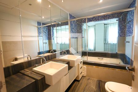 Apartamento para alugar com 290m², 4 quartos e sem vaga Apartamento para alugar com 290m², 4 quartos e sem vagaBanheiro da Suíte 4