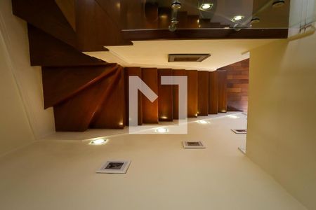 Apartamento para alugar com 290m², 4 quartos e sem vaga Apartamento para alugar com 290m², 4 quartos e sem vagaEscada