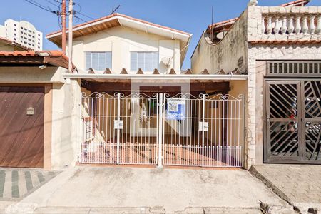 Casa para alugar com 250m², 2 quartos e 2 vagas Casa para alugar com 250m², 2 quartos e 2 vagasFachada