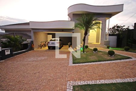 Casa de condomínio à venda com 222m², 3 quartos e 4 vagasGaragem e fachada da casa