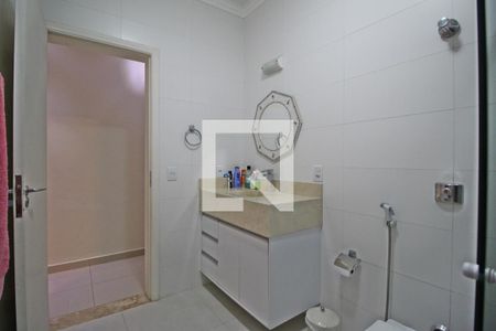 Casa de condomínio à venda com 222m², 3 quartos e 4 vagasBanheiro social