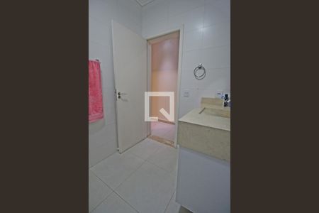 Casa de condomínio à venda com 222m², 3 quartos e 4 vagasBanheiro social