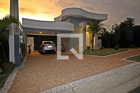 Casa de condomínio à venda com 222m², 3 quartos e 4 vagasGaragem e fachada da casa