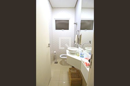 Casa de condomínio à venda com 222m², 3 quartos e 4 vagasLavabo