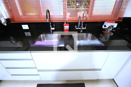 Casa de condomínio à venda com 222m², 3 quartos e 4 vagasCozinha (pia e armários)