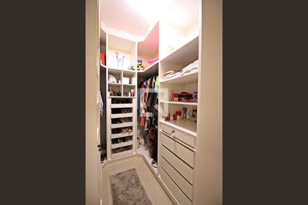 Casa de condomínio à venda com 222m², 3 quartos e 4 vagasCloset