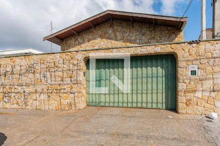 Casa à venda com 300m², 3 quartos e 2 vagas Casa à venda com 300m², 3 quartos e 2 vagasFachada