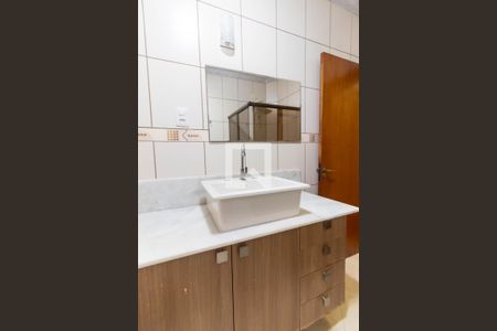 Casa à venda com 200m², 3 quartos e 2 vagas Casa à venda com 200m², 3 quartos e 2 vagasBanheiro 2