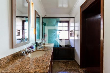 Casa à venda com 218m², 3 quartos e 3 vagasBanheiro da Suíte 1