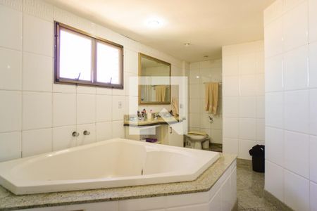 Apartamento para alugar com 550m², 5 quartos e 5 vagasBanheiro da Suíte 4