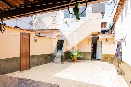 Casa à venda com 100m², 2 quartos e 2 vagas Casa à venda com 100m², 2 quartos e 2 vagasQuintal