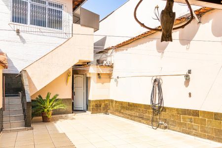 Casa à venda com 100m², 2 quartos e 2 vagas Casa à venda com 100m², 2 quartos e 2 vagasQuintal